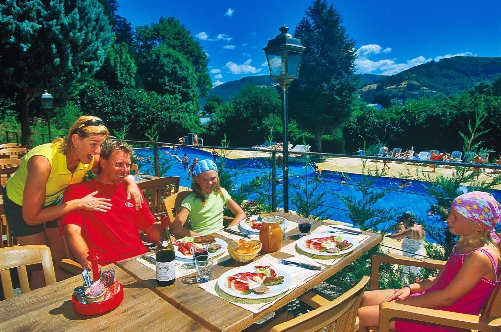 Camping Paradis Marmotel Saint-Geniez-dʼOlt Dış mekan fotoğraf